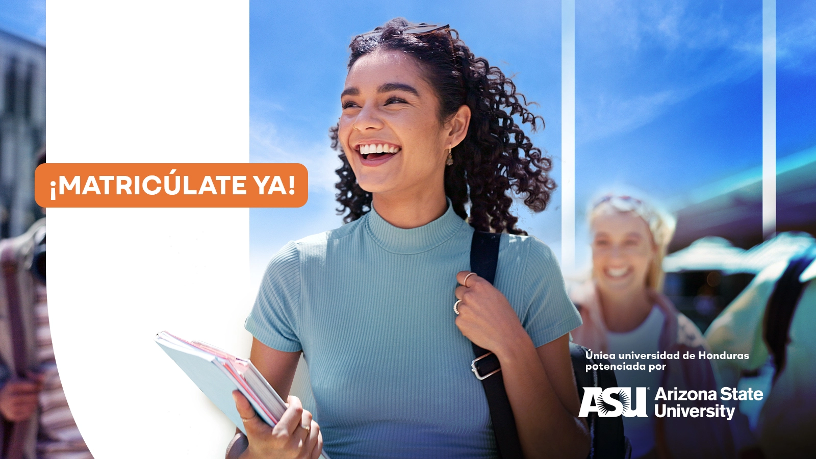 Imagen de una joven sonriente entrando por la puerta principal de la universidad, simbolizando el inicio de una prometedora etapa académica.