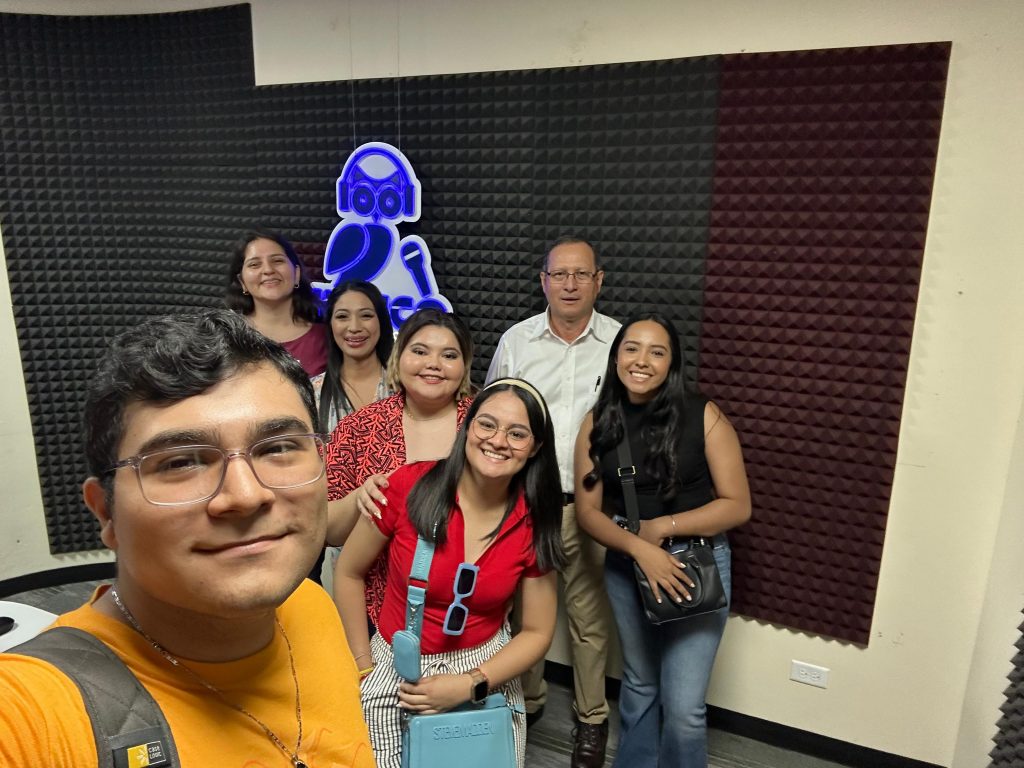 Estudiantes de Ciencias de la Comunicación de USAP visitan la UCA en El Salvador