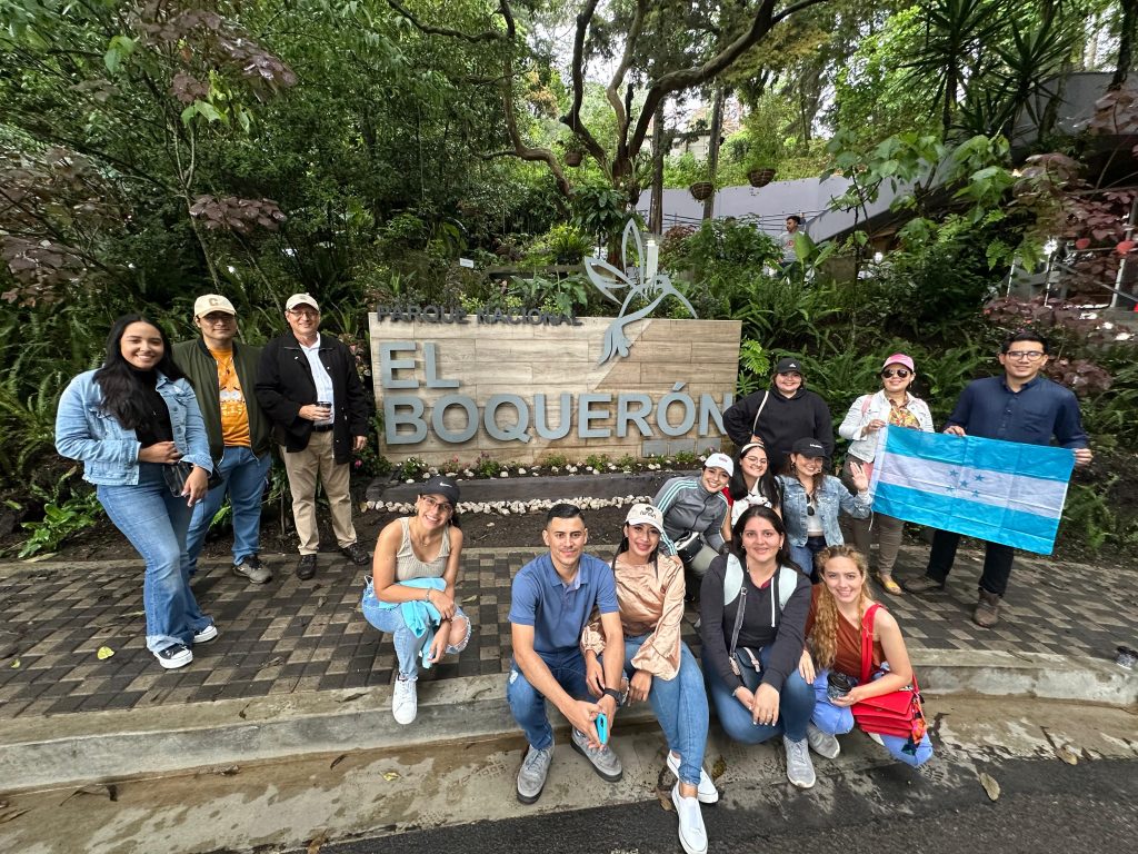Estudiantes de Ciencias de la Comunicación de USAP visitan la UCA en El Salvador para fortalecer lazos académicos y culturales